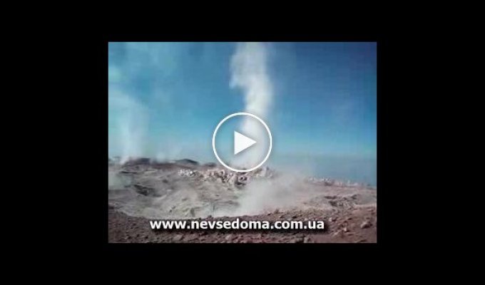 Сумашедшие туристы возле живого вулкана