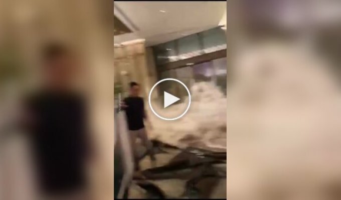 Мощный поток воды снес двери в отеле в Гонконге