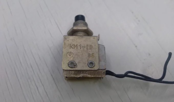 I am telling you about the design of the Soviet small-sized button KM1-1V (8 photos)