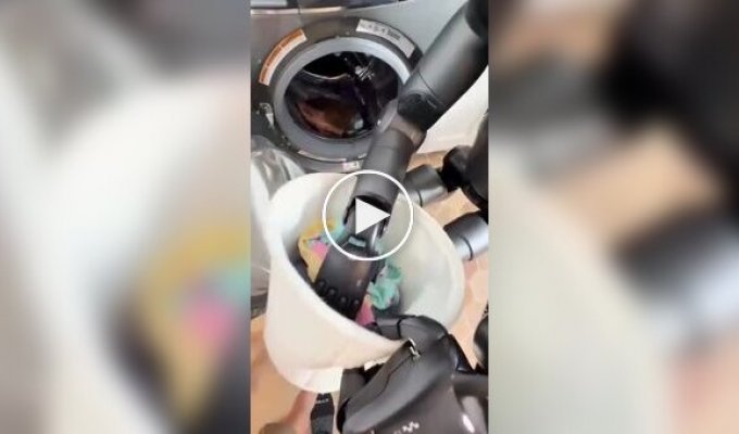 Робот самостоятельно загружает белье в стиральную машину