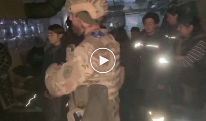 Полк «Азов» опубликовал новое видео с подвалов «Азовстали», где прячется мирное население Мариуполя