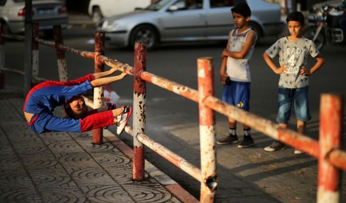 Невероятно гибкий мальчик из Газы по прозвищу Человек-паук (10 фото)