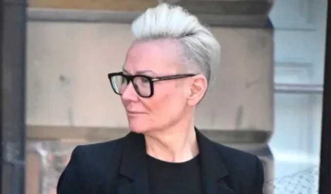 52-year-old flight attendant lost her job because of an "extreme" hairstyle (2 photos)