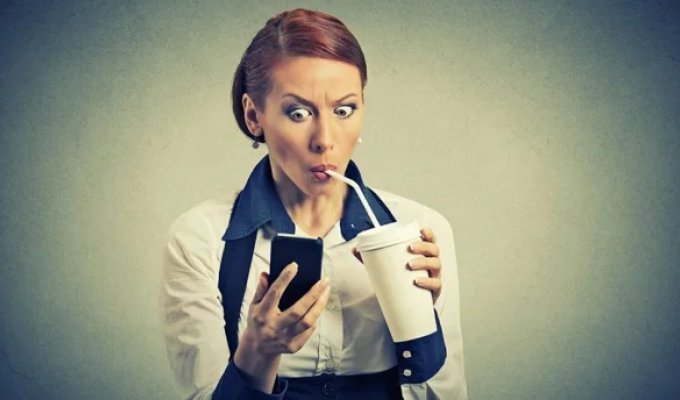 What is doomscrolling, and why is the epidemic affecting so many people? (8 photos)