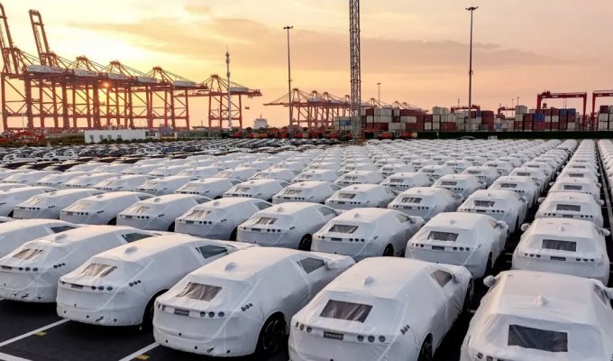 The Chinese produce 2 times more cars than they can sell (2 photos)