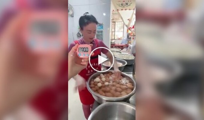 Женщина быстро и легко чистит вареные яйца