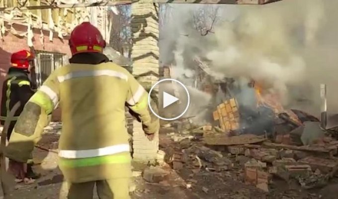 В Киеве спасатели ликвидируют последствия вражеских обстрелов в Шевченковском районе