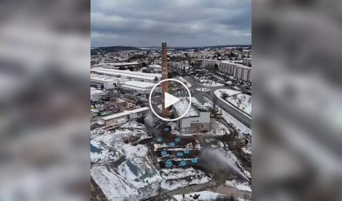 В Германии при сносе трубы включили водяные гейзеры против пыли