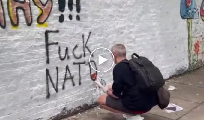 В Аргентине Ксения Собчак вместе с мужем Константином Богомоловым нарисовали граффити против США и НАТО