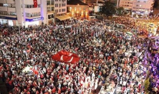 В Турции уволили 45 тысяч “недостаточно лояльных” к Эрдогану и заблокировали WikiLeaks