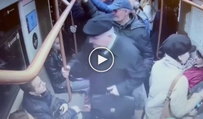 В московском метро мужчина не уступил пенсионеру место и брызнул баллончиком в лицо