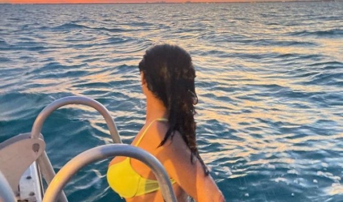 Salma Hayek flashed her breasts on vacation (6 photos)
