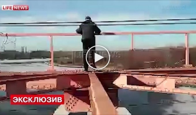 Российский адреналиновый маньяк сорвался с 30-метровой высоты, схватившись за электропровода