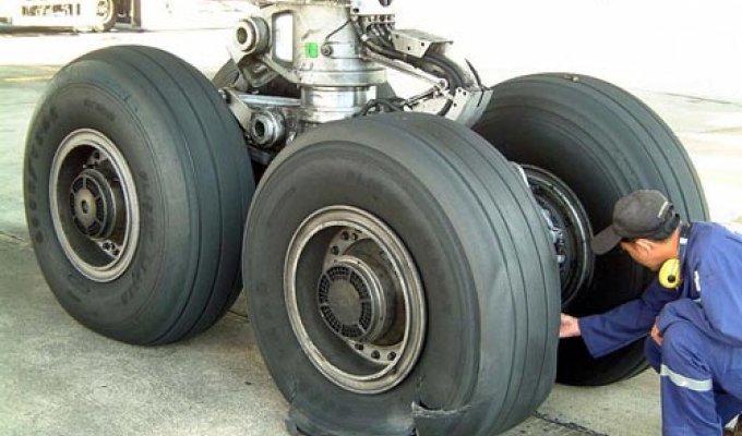 Как лопаются колеса у самолетов