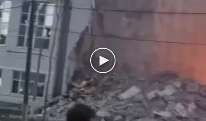 Мрази россияни атаковала здание в Днепре