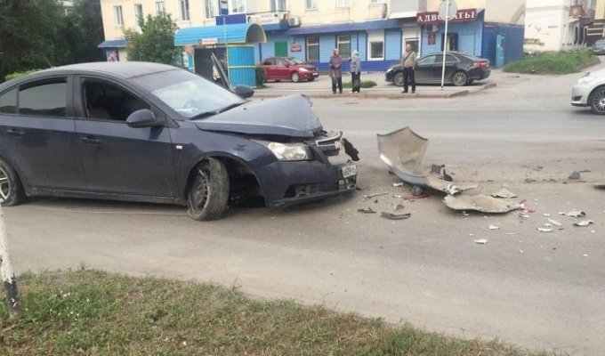 В Кемеровской области пьяный водитель въехал в пропускающих пешехода машины (2 фото + 1 видео)