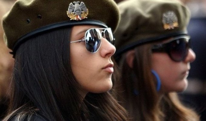 Дівчата-військовослужбовці сербської армії (34 фото)
