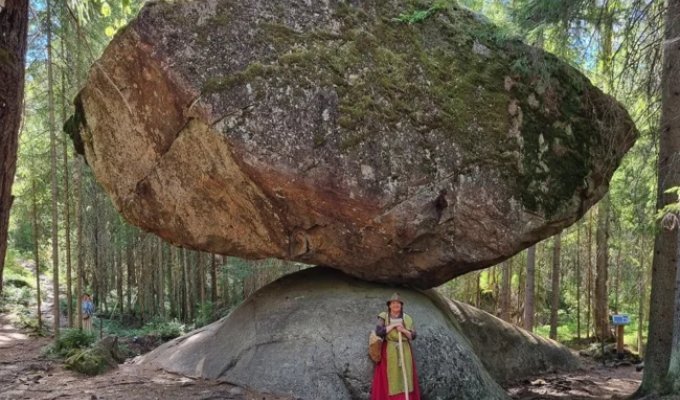 Kummakivi: Why This 500-Ton Boulder Doesn't Fall Off a Small Cliff (7 photos)