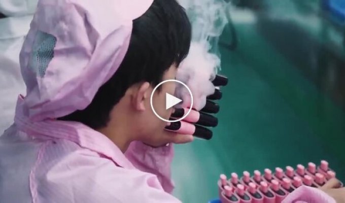 A blogger filmed a report from a Chinese factory of disposable vapes and showed how their quality is checked there