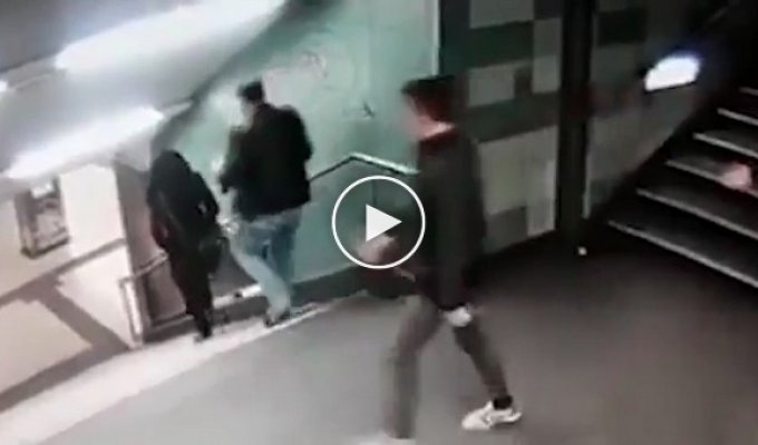 В берлинском метро мигрант без всякой причины сбросил девушку со ступенек