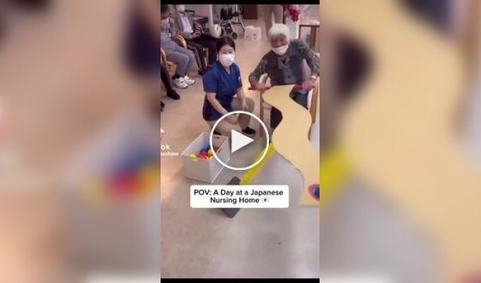 В Японии показали, как в домах престарелых развлекают пожилых людей
