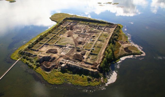Древняя крепость посреди озера (10 фото)