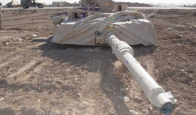 Подбитая американская техника в Ираке (22 фотографии)