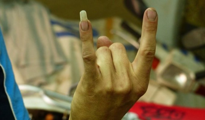 Why do Chinese men grow long nails (7 photos)