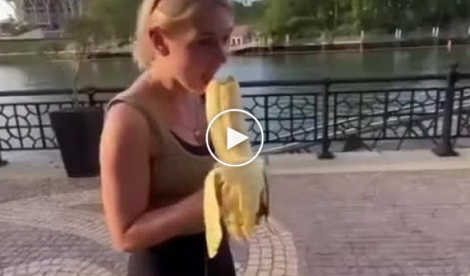 Это точно самый большой банан, который вы видели в жизни