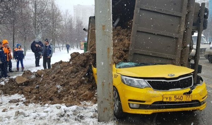В Москве на автомобиль такси перевернулся грузовик (3 фото + 1 видео)