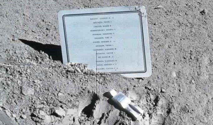 “Павший астронавт” – маленькая алюминиевая статуя на Луне (2 фото)