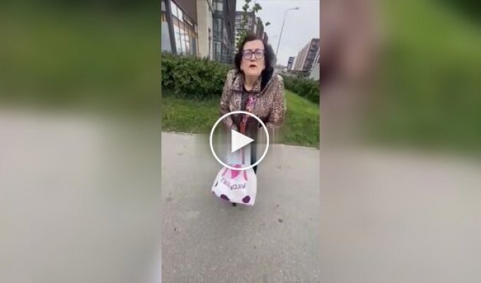 Пожилая россиянка ударила палкой мигранта из Средней Азии