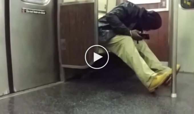 Пассажиры нью-йоркского метро спасаются от крысы