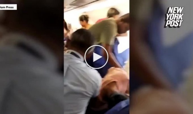 Пассажир с депрессией попытался открыть дверь и выпрыгнуть из самолета в воздухе
