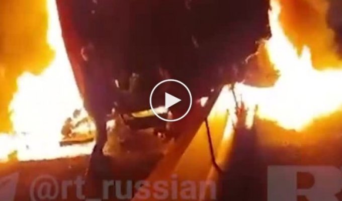 Get out faster, you'll burn!: rescued the driver of the truck by pulling him by the legs from the blazing car