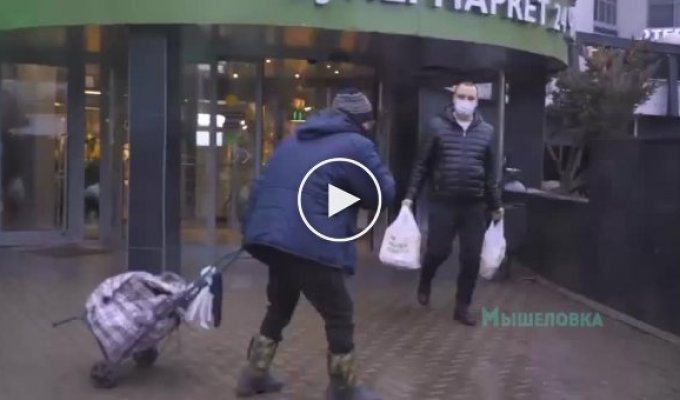 The blogger dressed up as a beggar grandfather and began begging for food on Rublyovka