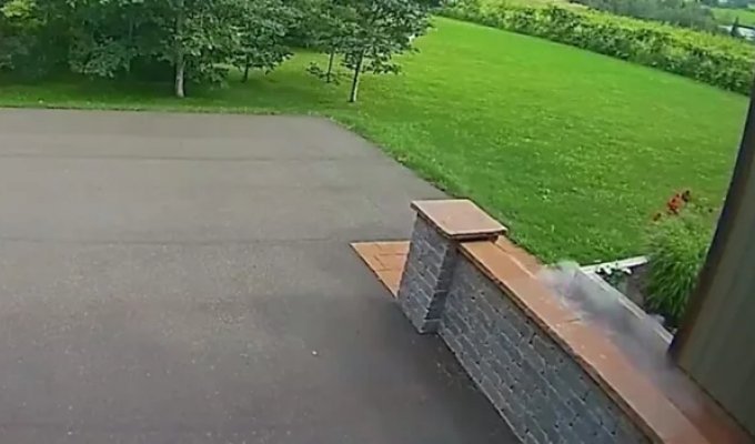 The Moment a Meteorite Falls Near a House in Canada Captured on Video (4 photos + 1 video)