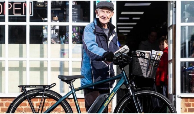 Добрые новости: 80-летнему почтальону подарили велосипед, чтобы он мог продолжать работать (3 фото)
