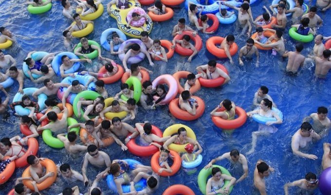 Сотни китайцев спасаются от аномальной 50-градусной жары в аквапарке (11 фото)