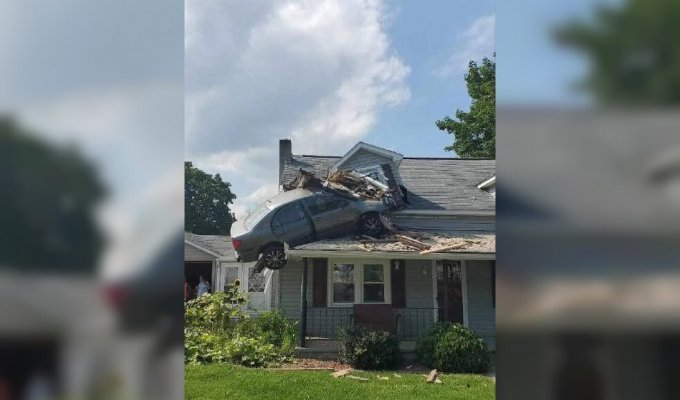 The car rammed the second floor of a private house (5 photos)