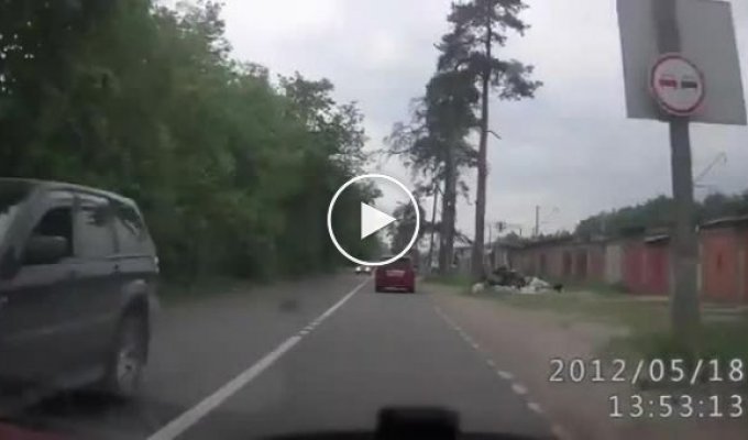 Мотоциклист влетел в поворачивающий автомобиль