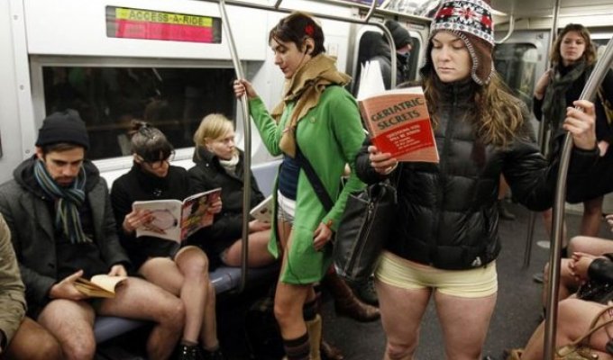 Сотни людей разделись в метро для акции «Проезд в метрополитене без штанов» (17 фото)