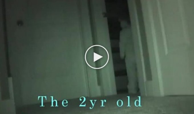 Двухлетний бандит врывается в комнату своей сестры