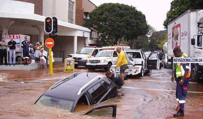 Volkswagen Polo утонул посреди улицы (3 фото)