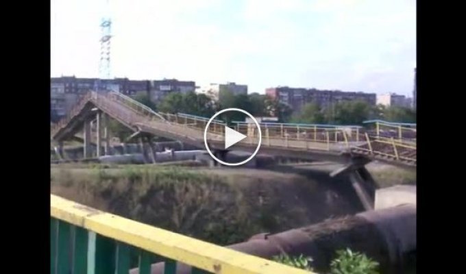 Взорванный пешеходный мост в Горловке