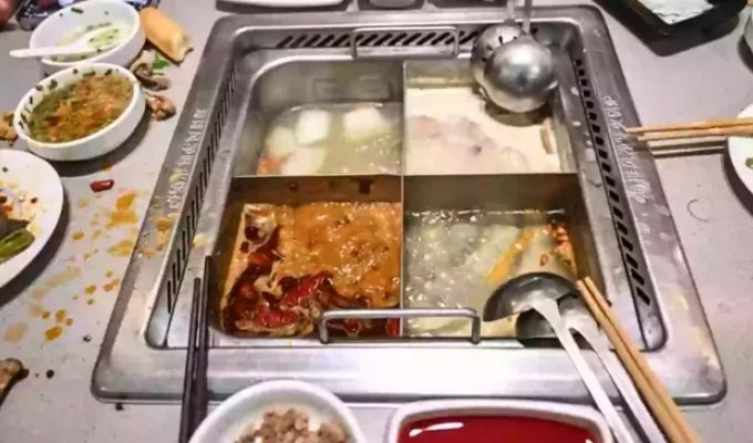 Restaurant to pay compensation to 4,000 customers after teenagers peed in broth (2 photos + 1 video)