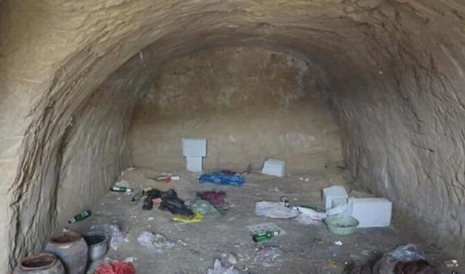 The robber was hiding from justice in a cave for 14 years (4 photos + 1 video)