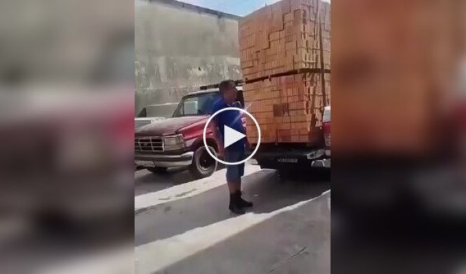 Навалил кирпичей