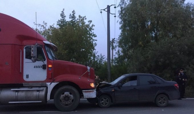 Водитель грузовика остановил омича на "Ладе", сбившего двух пешеходов (5 фото)