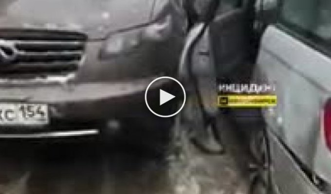 Новосибирский водитель в невменяемом состоянии повредил пять автомобилей